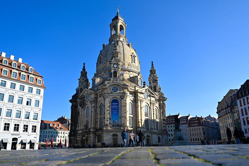 s:21:"Dresdner Frauenkirche";