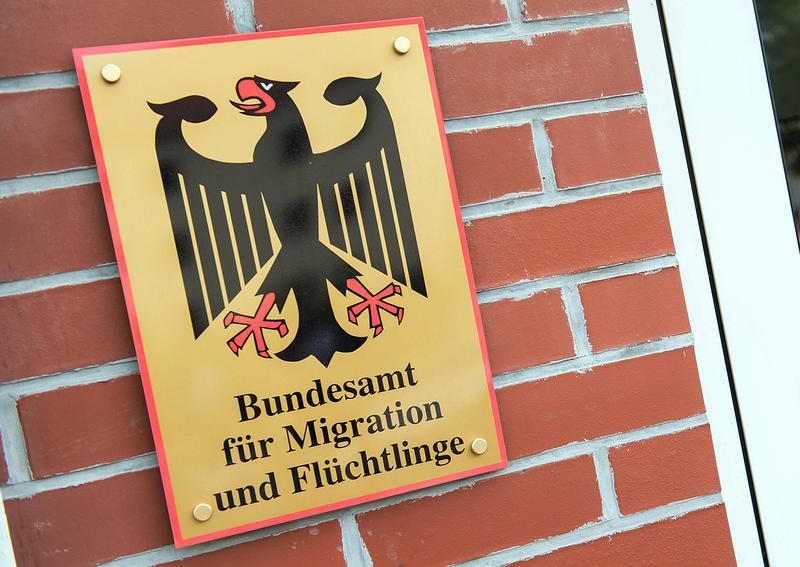 s:42:"Bundesamt für Migration und Flüchtlinge.";