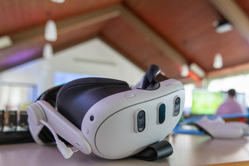 s:36:"Virtual-Reality-Headset (Symbolbild)";