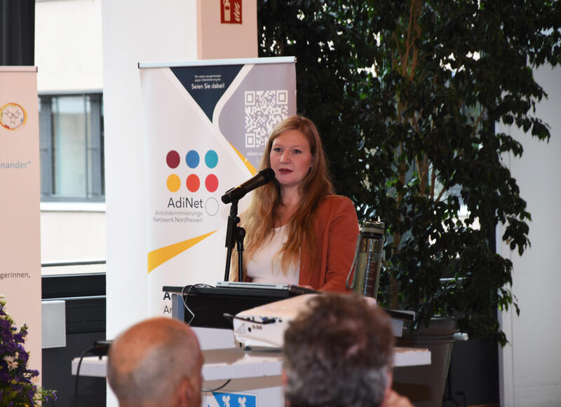 s:148:"Yasmin Strelczuk vom Verein Sozialer Friedensdienst Kassel (SFD) eröffnete den Fachtag Gewalt gegen Wohnungslose im Kasseler Rathaus am 18. August.";