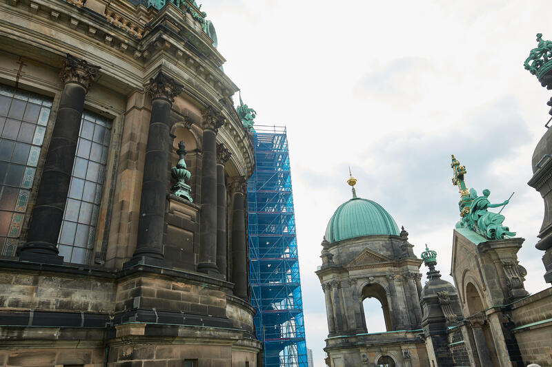 s:174:"Für die Erhaltung vieler Denkmäler sei die Unterstützung der Deutschen Stiftung Denkmalschutz und weiterer Spenderinnen und Spender nötig, so wie hier beim Berlinder Dom.";