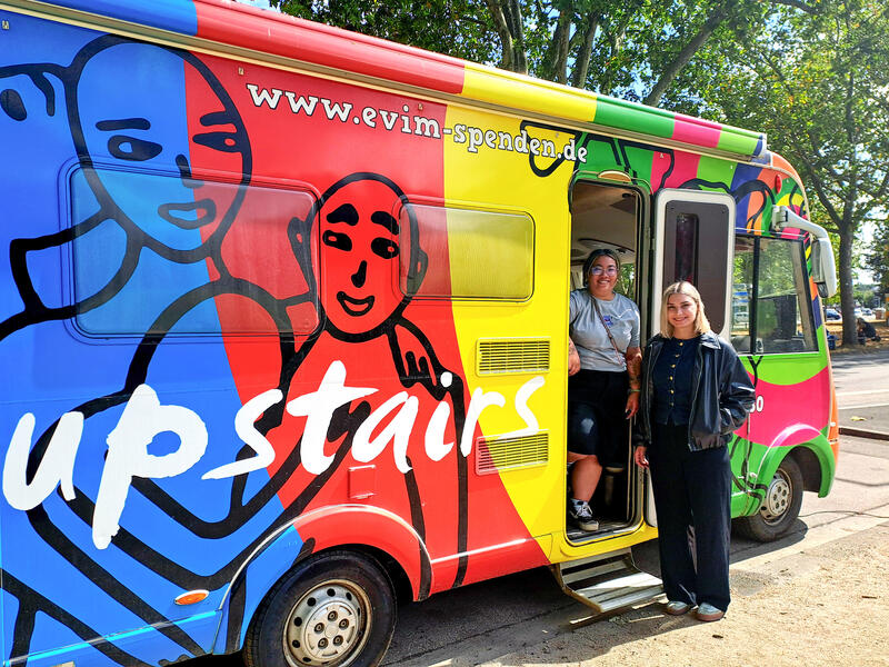 s:87:"Trucy Vo (links) und ihre Kollegin Anna-Lena Kissinger vor dem Wohnmobil von "upstairs"";