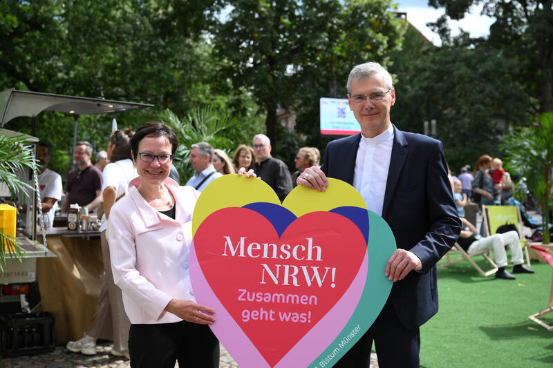 s:140:"Die westfälische Präses Adelheid Ruck-Schröder (l.) und der Münsteraner Bischof Heiner Wilmer auf dem NRW-Tag in Münster am 29.08.2026.";