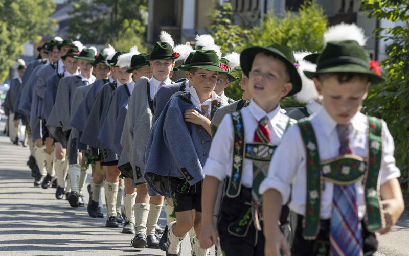 s:27:"In Tracht gekleidete Jungen";