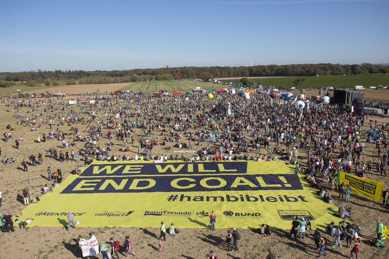 s:109:"Umweltschützer demonstrieren am Hambacher Forst für mehr Klimaschutz und gegen Braunkohleabbau (Archivbild)";