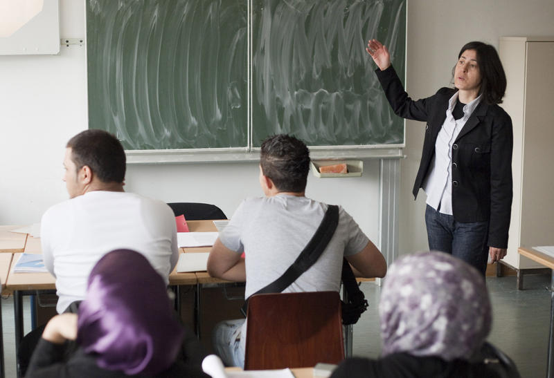 s:53:"Unterricht an einer Kölner Gesamtschule (Archivbild)";
