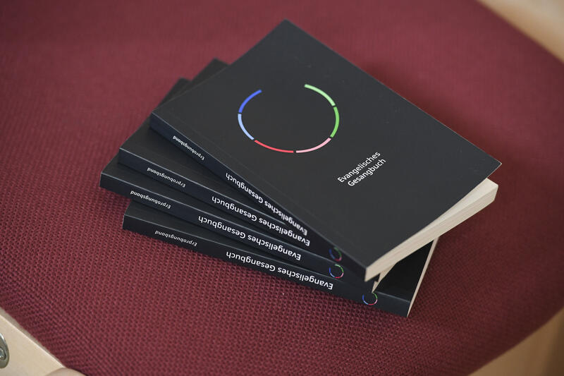 s:25:"Neues Liederbuchs der EKD";