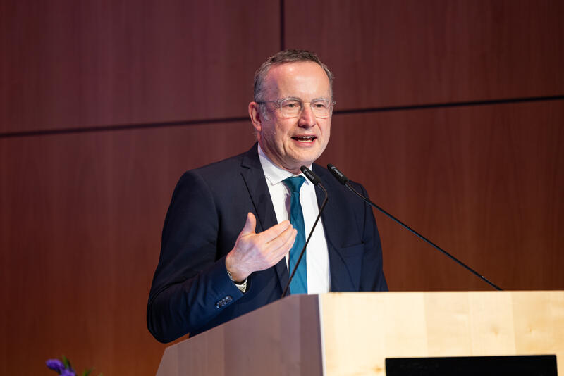 s:75:"Landesbischof Christian Kopp: "Demokratie lebt vom Mitmachen und Zuhören".";
