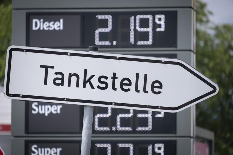 s:55:"Anzeigentafel mit Kraftstoffpreisen an einer Tankstelle";