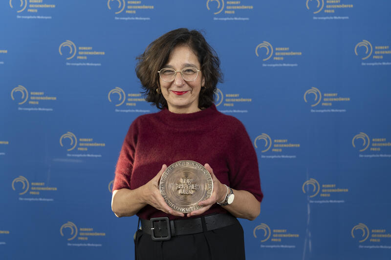 s:44:"Isabel Schayani mit der Plakette des Preises";