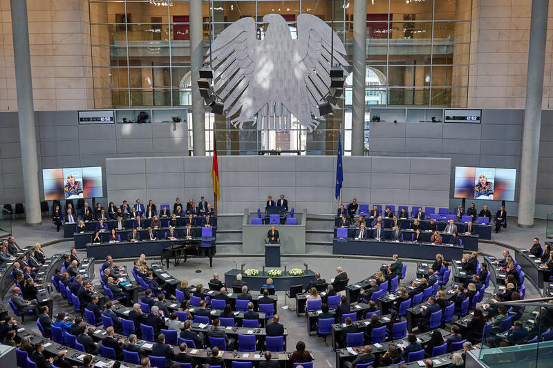 s:168:"Von den 630 Abgeordneten im aktuellen Bundestag sind nur 204 Frauen. Ihr Anteil liegt bei 32,4 Prozent, der Wert ist 2,3 Prozentpunkte niedriger als nach der Wahl 2021.";