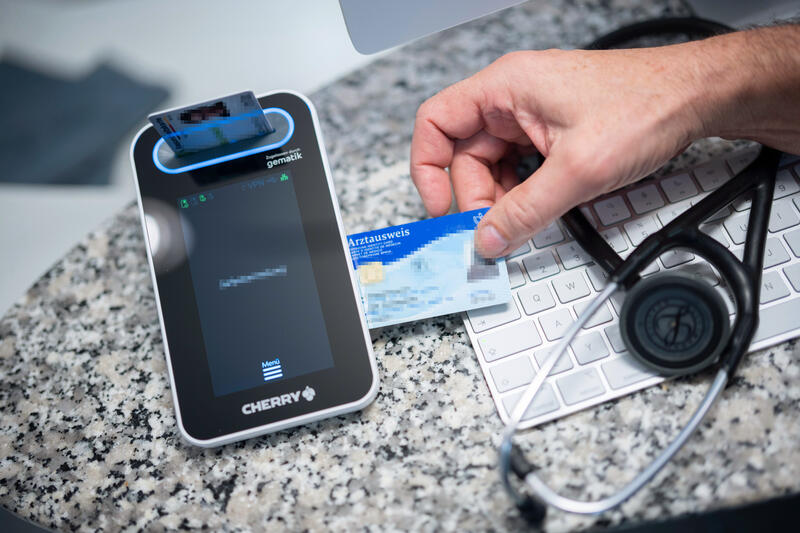 s:47:"Lesegerät für die Elektronische Patientenakte";