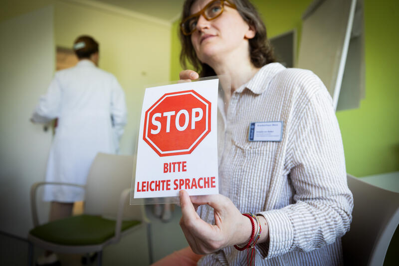 s:71:"Wie Menschen mit Behinderung angehenden Ärzten das Zuhören beibringen";