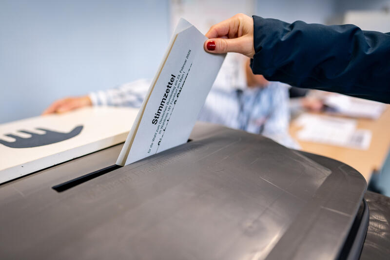 s:20:"Themenfoto: Wahlurne";
