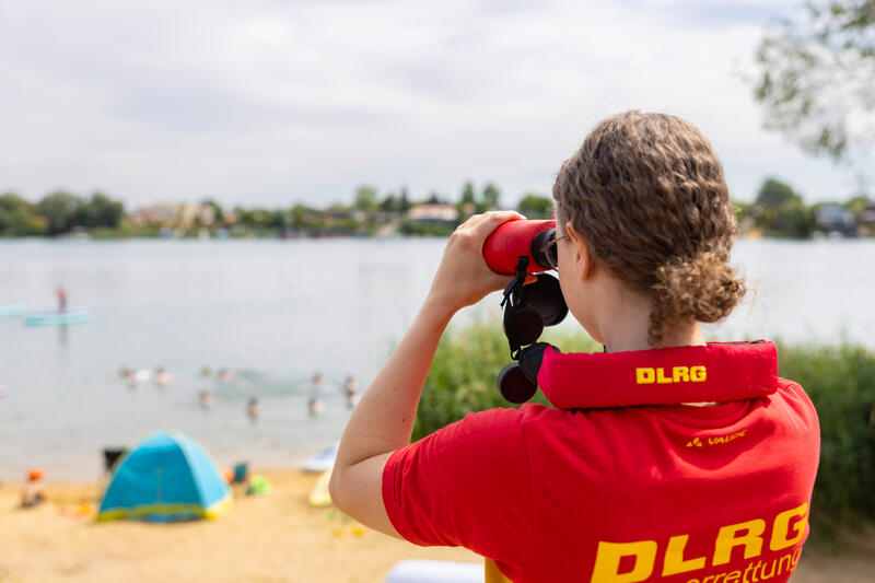 s:27:"Rettungsschwimmer der DLRG.";