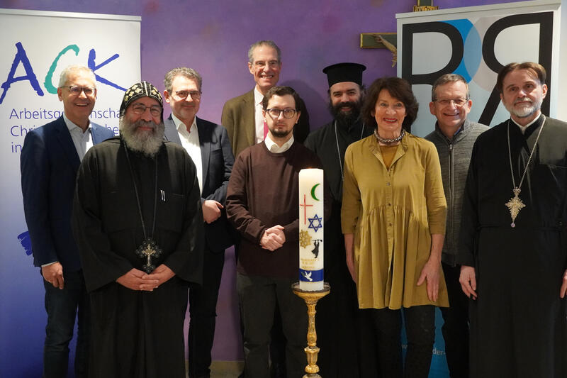 s:78:"Vertreter des Münchner Rats der Religionen bei einem Statement im April 2025.";
