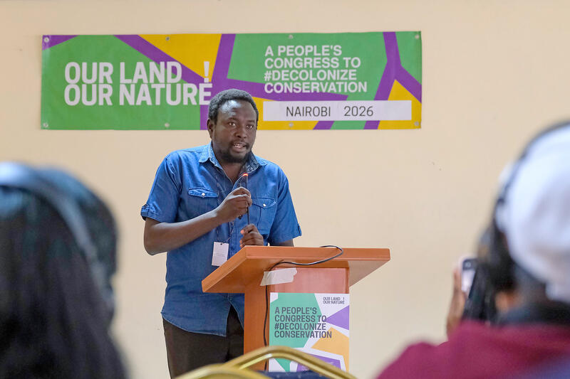 s:60:"Anwalt Joseph Oleshangay spricht auf der Konferenz in Kenia.";