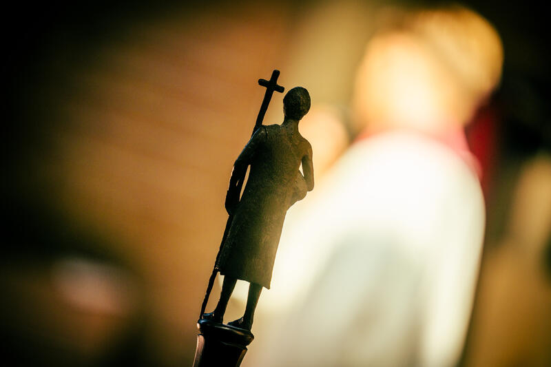s:15:"Figur mit Kreuz";