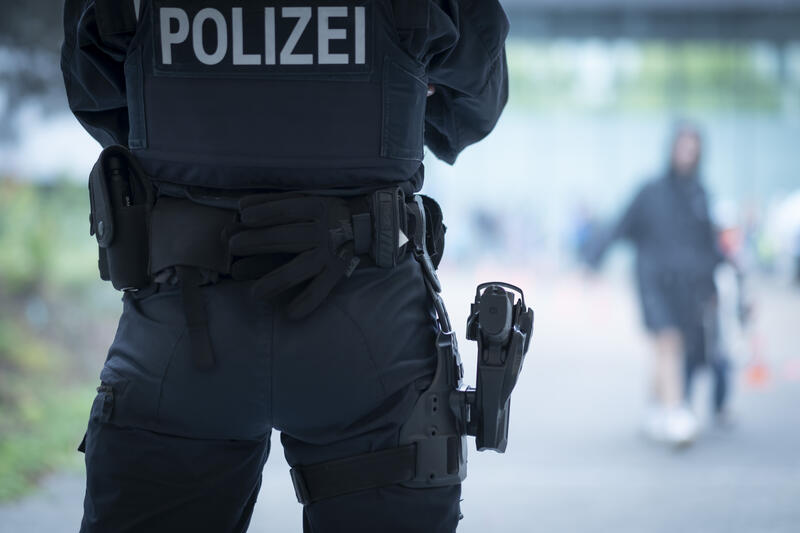 s:55:"Themenfoto: Polizistin in Uniform und Schutzausrüstung";