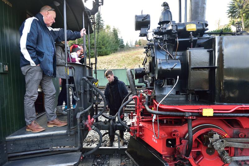 s:82:"Läutewerk (zwischen Scheinwerfer und Dampfdom) der Pressnitztalbahn im Erzgebirge";
