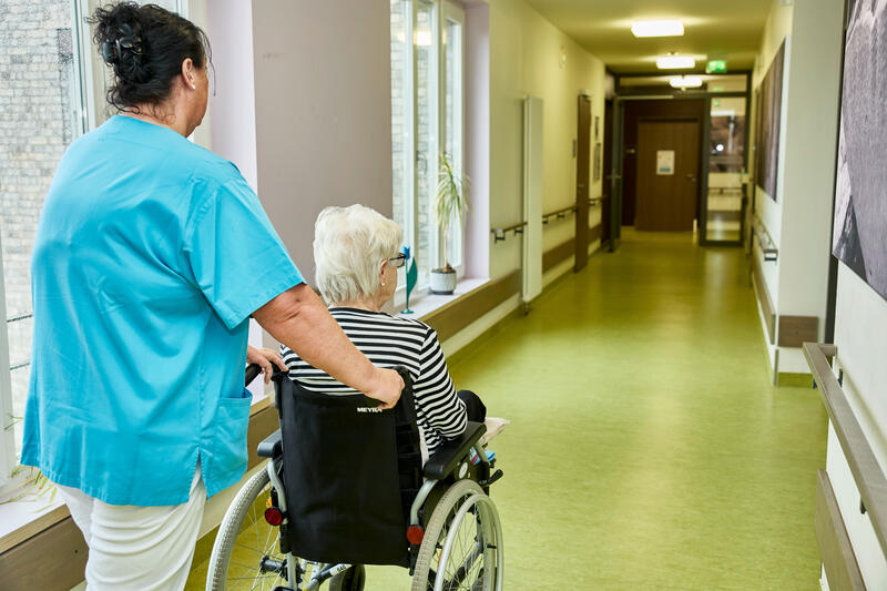 s:36:"Pflegekraft mit einer Heimbewohnerin";