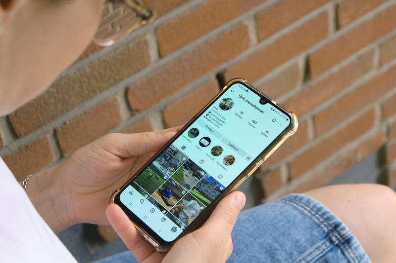 s:178:"Laut einer Studie der Landesmedienanstalten in Nordrhein-Westfalen und Bayern  könnte eine Quote für Informationsinhalte in Kurzvideo-Feeds positive Effekte haben (Symbolbild).";