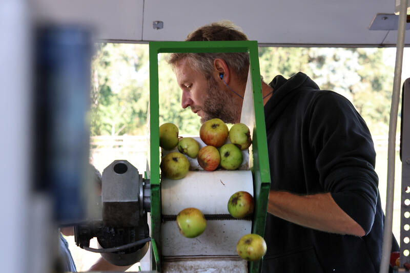 s:61:"Mobiles Mosten: "Die wilde Mischung gibt den leckersten Saft"";
