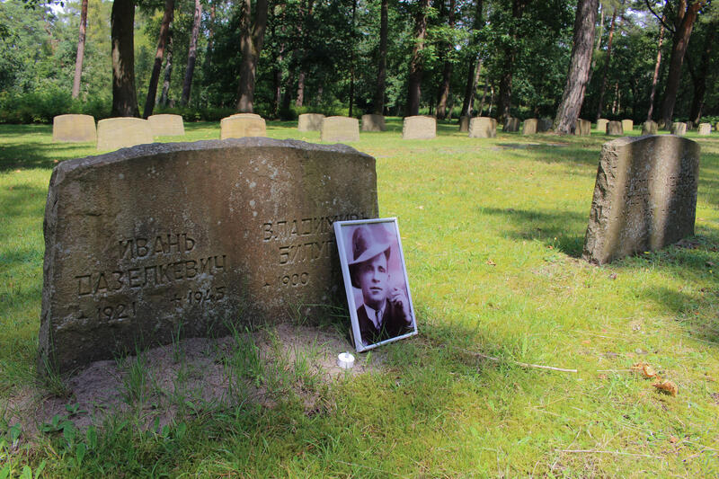 s:139:"Sowjetischer Ehrenfriedhof im ostwestfälischen Stukenbrock-Senne, auf dem ehemalige Kriegsgefangene des Lagers "Stalag 326" begraben sind.";