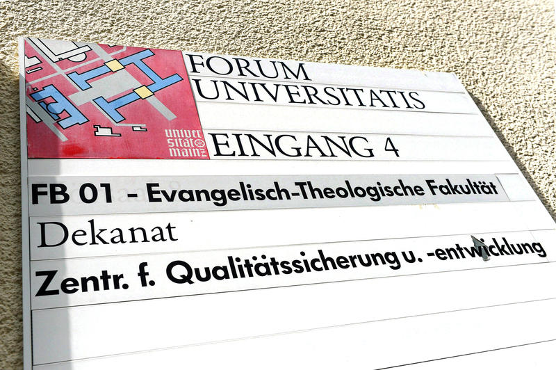 s:104:"Schild in der Evangelisch-Theologischen Fakultät der Johannes Gutenberg-Universität Mainz (Archivbild)";