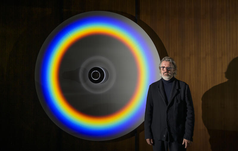 s:104:"Lichtinstallation von Olafur Eliasson (im Bild) im Mathematisch-Physikalischen Salon im Dresdner Zwinger";