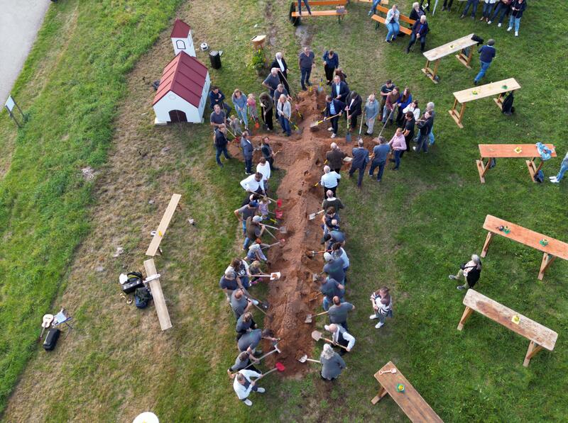 s:71:"Anfang Oktober war symbolischer Spatenstich für die Kapelle in Aichau.";