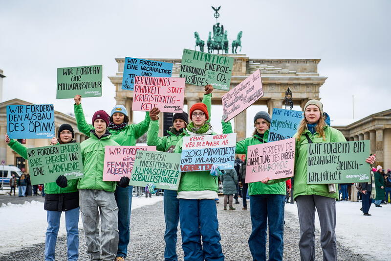 s:84:"Jugendliche bei einer Demonstration für mehr Klimaschutz im Februar 2025 in Berlin.";