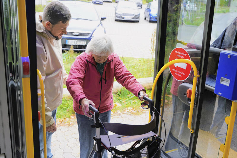 s:54:"Fit fuer den Stadtbus: Rollator-Training fuer Senioren";