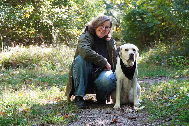 s:49:"Pfarrerin Isabelle Freund mit Therapiehund Flores";