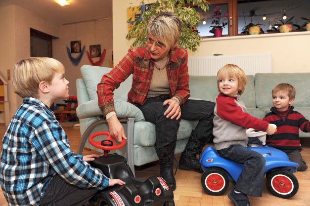 Leihoma spielt mit Kindern