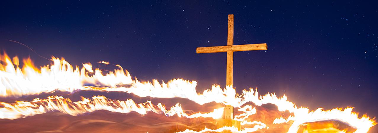 epd Bayern - Fackelwanderung am Gipfelkreuz auf dem Hesselberg